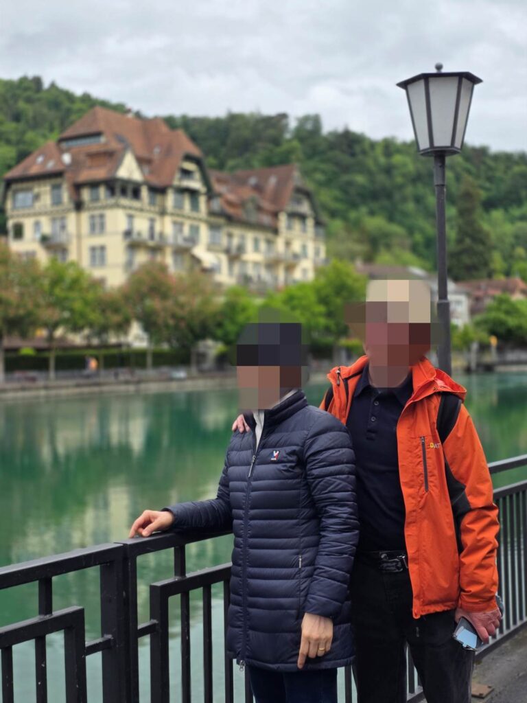 스위스 라우터브룬넨 슈타우바흐 폭포 앞 부모님 인터라켄 여행 유니나투어