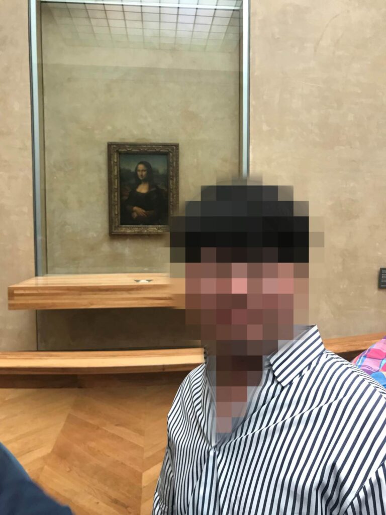 루브르 박물관 모나리자 앞 기념 촬영