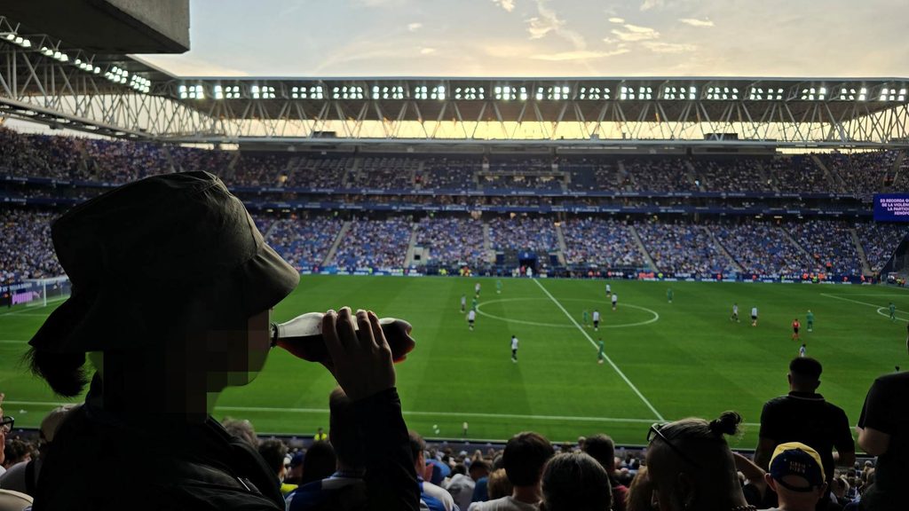 라리가 경기 관람 중인 RCDE 스타디움 관중석