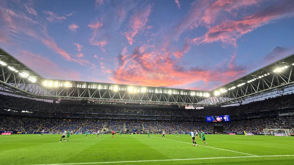 을 진 하늘 아래 RCDE 스타디움 라리가 경기
